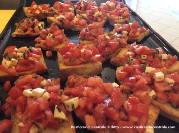 Bruschette con mozzarella e pomodoro