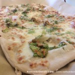 Pizza bianca, bufala e fiori di zucca