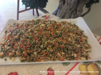 Insalata di farro (farro, pomodoro, pecorino e zucchine)