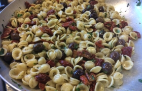 Orecchiette con pomodoro secco, olive e basilico