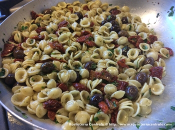 Orecchiette con pomodoro secco, olive e basilico