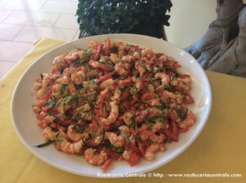 Insalata di gamberi con zucchine e pomodoro