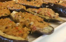 Melanzane al forno con pane, mozzarella, pomodoro e basilico