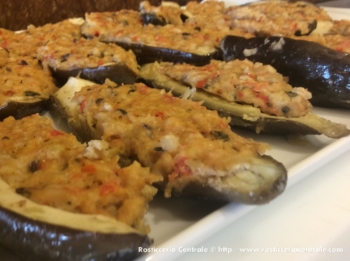 Melanzane al forno con pane, mozzarella, pomodoro e basilico